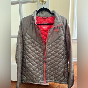 The North Face Women's Silver and Magenta Quilted Puffer Jacket size XL